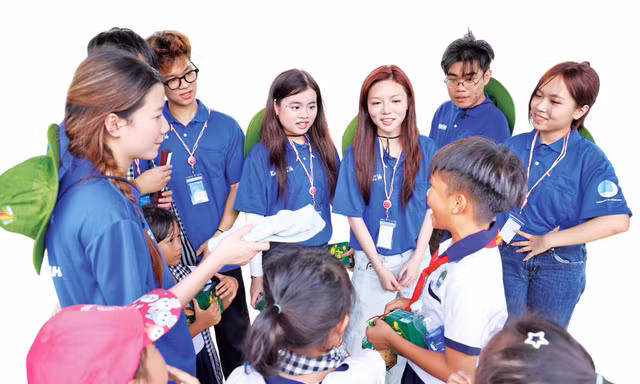 Bạn trẻ cùng vui chơi với các em nhỏ xã đảo Thạnh An Ảnh: NGÔ TÙNG 