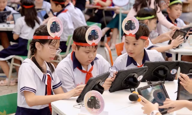 Mỗi học sinh được trang bị một thiết bị học tập riêng trong lớp học số ICLASS Ảnh: ISMART 