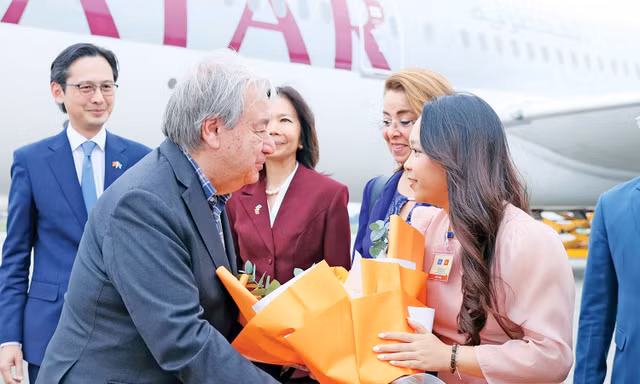 Trưa 24/10/2025, Tổng Thư ký LHQ António Guterres đến Hà Nội bắt đầu thăm chính thức Việt Nam theo lời mời của Chủ tịch nước Lương Cường và tham dự Lễ mở ký Công ước LHQ về chống tội phạm mạng Ảnh: TTXVN