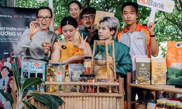 Người dân kết hợp với doanh nghiệp trong phiên livestream bán sản phẩm trên sàn TMĐT