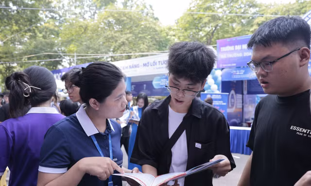 Thí sinh tìm hiểu thông tin tuyển sinh ĐH năm 2025Ảnh: NHƯ Ý 