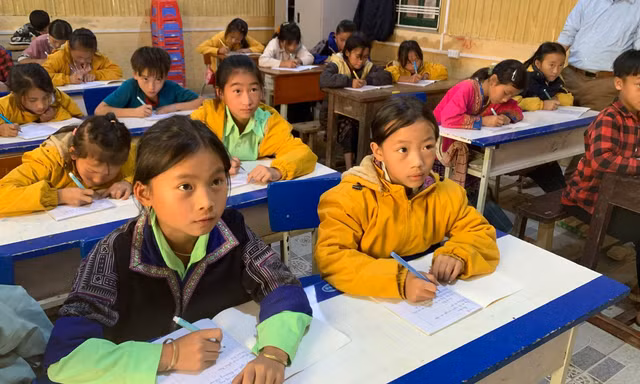Học sinh Trường Phổ thông dân tộc bán trú Tiểu học và THCS Mồ Dề (Lào Cai) trong một tiết học tiếng AnhẢnh: NGHIÊM HUÊ 