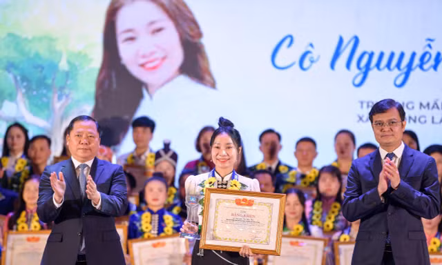 Cô giáo Nguyễn Thị Thu Hà nhận khen thưởng trong Chương trình “Chia sẻ cùng thầy cô” do Phó Bí thư Đảng ủy MTTQ, các đoàn thể T.Ư Nguyễn Phi Long (bên trái) và Bí thư thứ nhất T.Ư Đoàn Bùi Quang Huy trao tặng