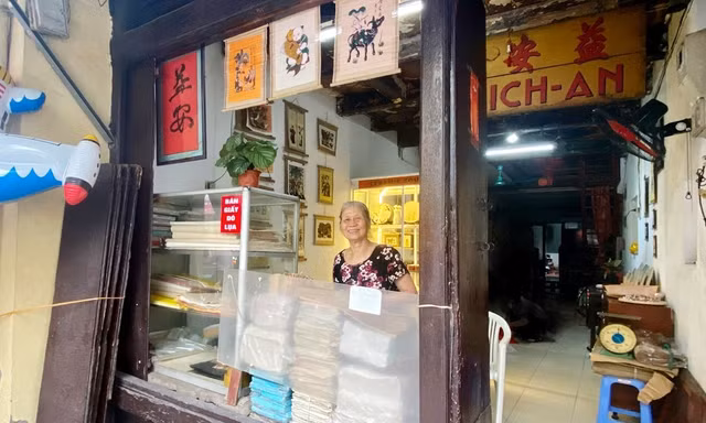 Khách nước ngoài thích thú với những bức tranh dân gian Đông Hồ được bán ngay ở Thủ đô Hà Nội