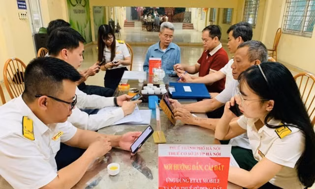 Cán bộ Thuế TP Hà Nội hỗ trợ người dân nộp thuế sử dụng đất phi nông nghiệp năm 2025 Ảnh: Thuế TP Hà Nội