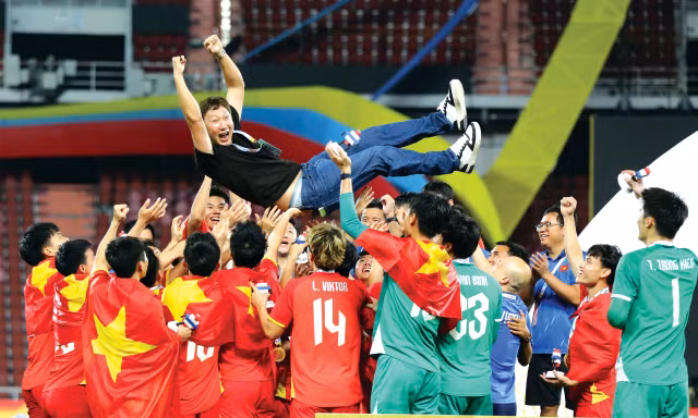 Thầy trò ông Kim Sang-sik giành HCV tại SEA Games 33 