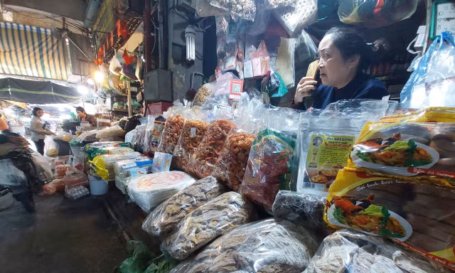 Tiểu thương nhiều chợ truyền thống đìu hiu ngóng khách 