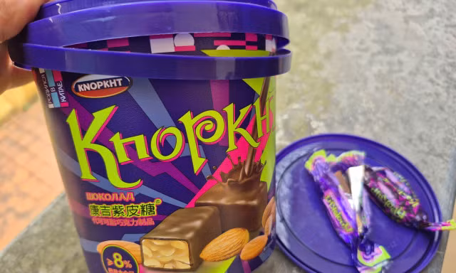 Kẹo Knopkht có mẫu mã gần giống với kẹo Kpokaht nhập khẩu từ Nga