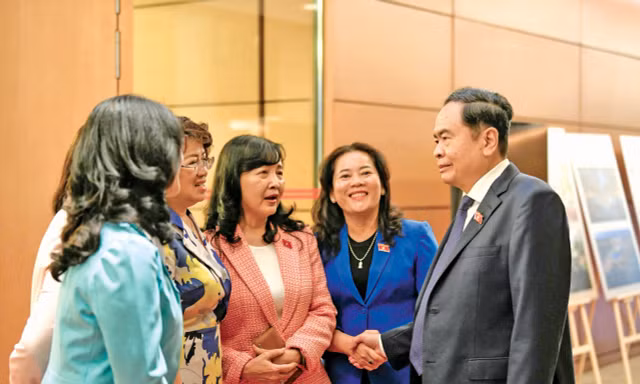 Chủ tịch Quốc hội Trần Thanh Mẫn trao đổi với các đại biểu bên lề kỳ họp thứ 10 khóa XV sáng ngày 13/11/2025 Ảnh: Như Ý