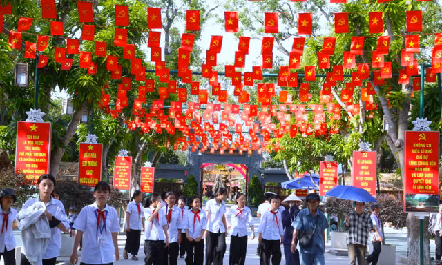 Khu di tích quốc gia đặc biệt Kim Liên rực rỡ cờ hoa mừng 136 năm Ngày sinh Chủ tịch Hồ Chí Minh Ảnh: Thu Hiền 