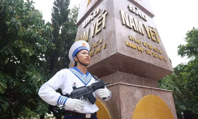 Chiến sĩ làm nhiệm vụ trên đảo Nam Yết