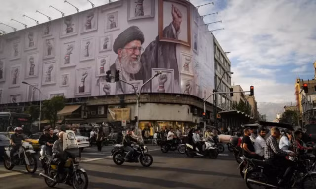 Áp phích với chân dung cố Lãnh tụ tối cao Iran Ali Khamenei ở trung tâm Thủ đô Tehran ngày 6/5Ảnh: AP