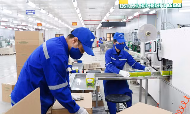 Nhóm của Thiếu tá Nguyễn Dương Mạnh trao đổi trong quá trình nghiên cứu ẢNH: PV