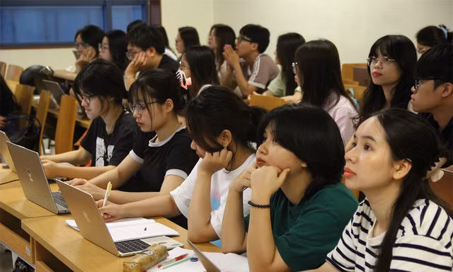Giờ học lí thuyết trên giảng đường của sinh viên Ảnh: NGHIÊM HUÊ