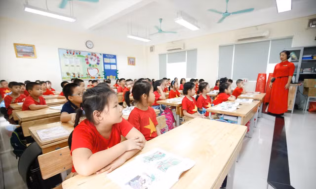Học sinh đang học SGK theo chương trình giáo dục phổ thông 2018 Ảnh: NHƯ Ý 