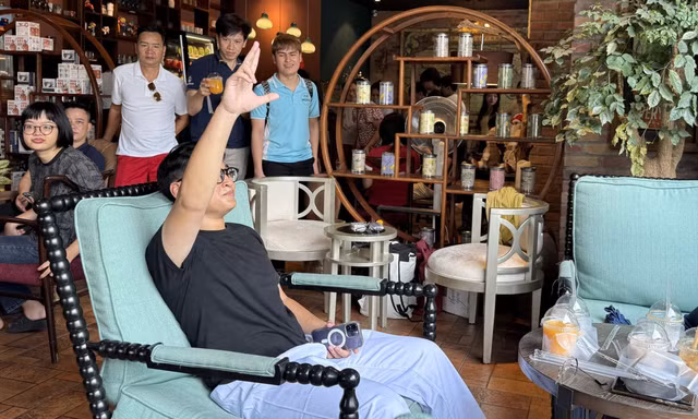 Dòng người xếp hàng vào quán “Cà phê tổng tài” để check-in Ảnh: Hà Anh