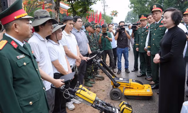 Phó Thủ tướng Phạm Thị Thanh Trà và các đại biểu tại buổi khai quật Ảnh: NN