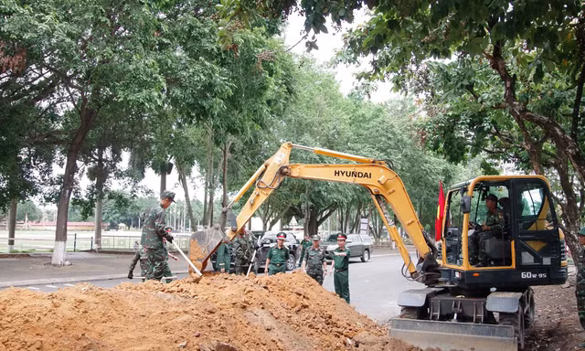 Cán bộ, chiến sĩ K53 tiến hành đào rãnh tại khu vực đường Trường ChinhẢnh: NN 