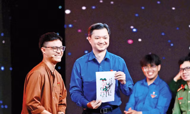 Anh Nguyễn Minh Triết, Ủy viên dự khuyết T.Ư Đảng, Bí thư Thường trực T.Ư Đoàn, Chủ tịch T.Ư Hội SVVN cùng bạn trẻ trải nghiệm tranh Đông Hồ Ảnh: Trọng Tài