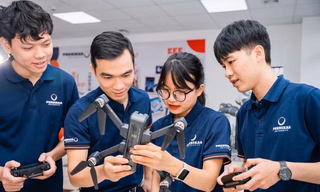 Nguyễn Thị Khánh Diệu (sinh viên Trường Kỹ thuật, ĐH Phenikaa), trong phòng thí nghiệm cùng bạn bè khám phá thế giới kỹ thuật y sinh