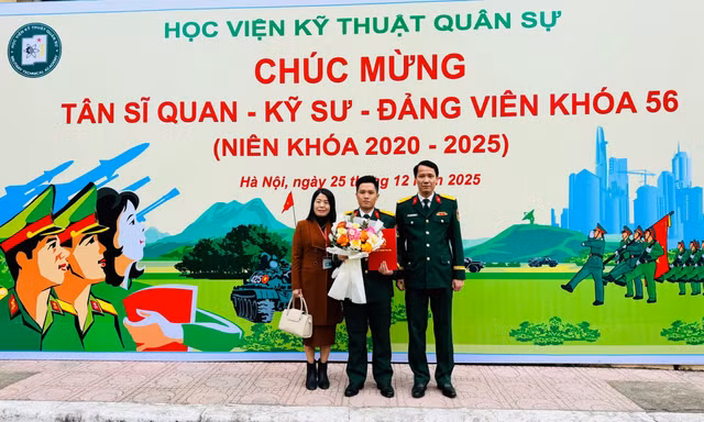 Đinh Đoàn Xuân Phương (giữa) hạnh phúc bên bố mẹ trong ngày lễ tốt nghiệp 