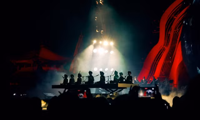 Dàn nghệ nhân nhí của Câu lạc bộ hát Xẩm Hà Thị Cầu biểu diễn tại concert Chân trời rực rỡ của ca sĩ Hà Anh Tuấn Nguồn: STORII 