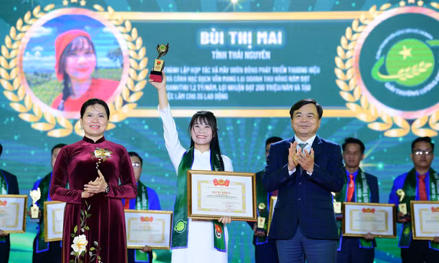 Chị Bùi Thị Mai, Giám đốc HTX Mây Sườn Đông nhận Giải thưởng Lương Định Của năm 2025 Ảnh: Xuân Tùng 
