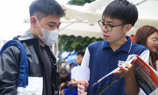 Thí sinh tìm hiểu thông tin ngành học tại Ngày hội tư vấn tuyển sinh 2026