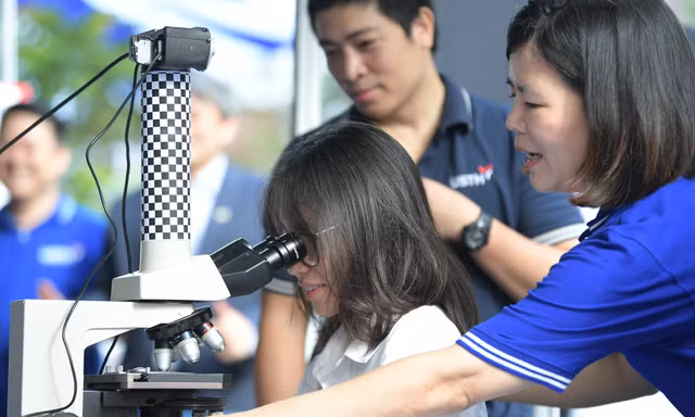 Thí sinh tìm hiểu ngành học tại Ngày hội tư vấn tuyển sinh nhóm ngành khoa học công nghệ. Ảnh: P.V