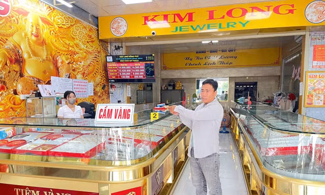 Bỏ 2 triệu đồng mua vàng giả rồi mang cầm cố lấy 165 triệu đồng 