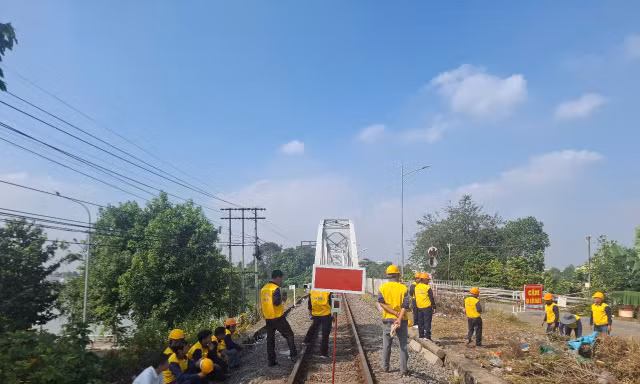 Vận tải đường sắt thiệt hại nặng nề do sà lan đâm cầu Ghềnh
