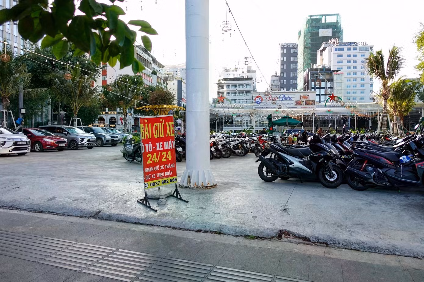 Một phần khu đất đoạn đối diện Công trường Mê Linh đang được tận dụng làm bãi giữ xe máy, ôtô.