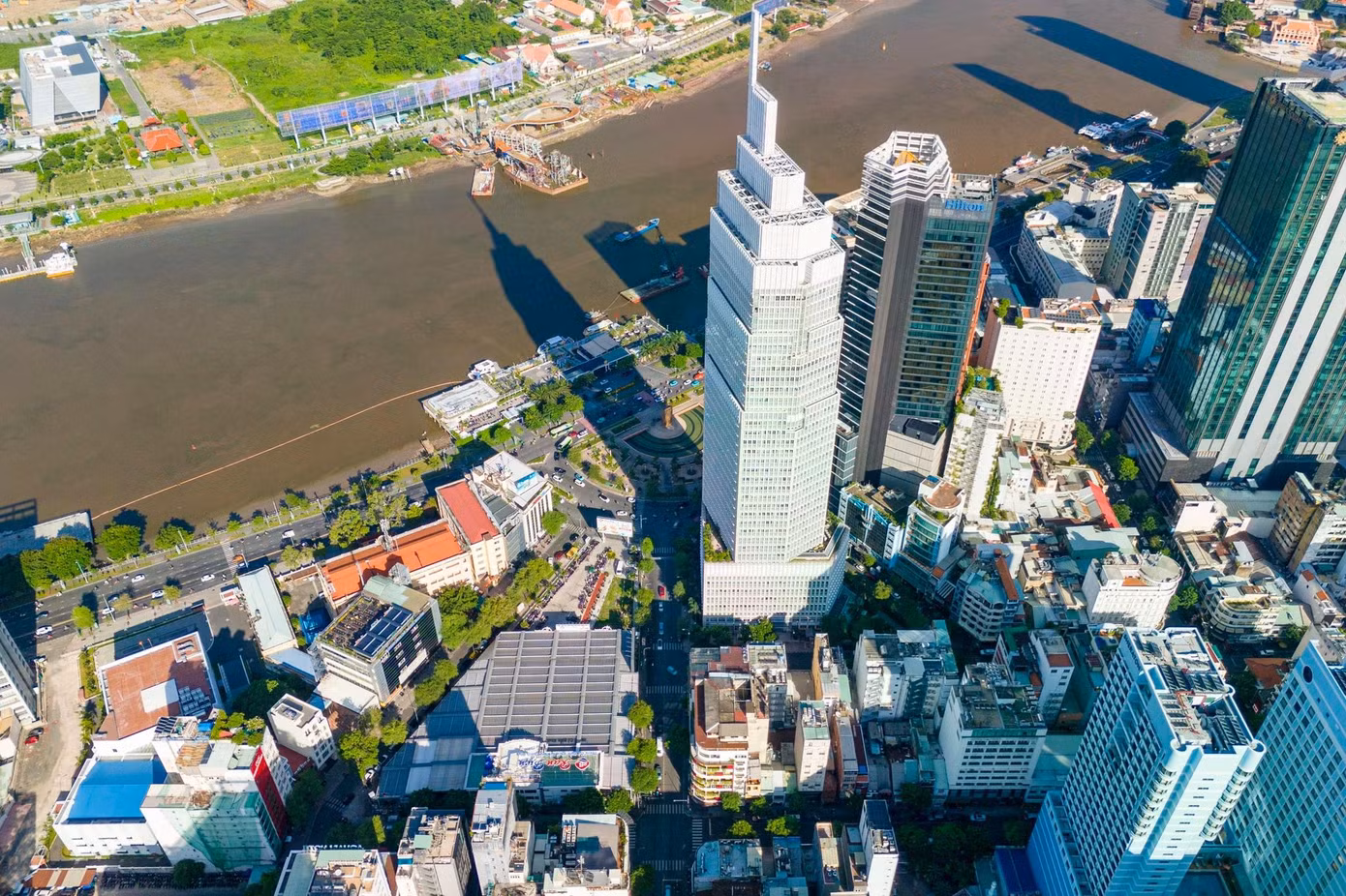 Khu đất còn có vị trí tiếp giáp bờ sông Sài Gòn, cách bến du thuyền Bạch Đằng và cầu đi bộ sông Sài Gòn đang được thi công chỉ vài bước chân.