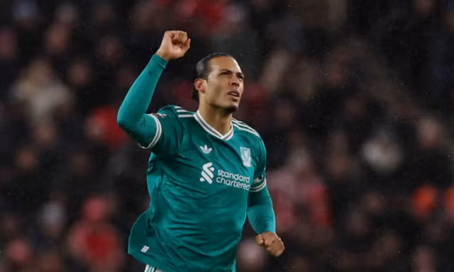 HIGHLIGHTS: Van Dijk toả sáng, Liverpool chỉ còn cách MU 3 điểm 