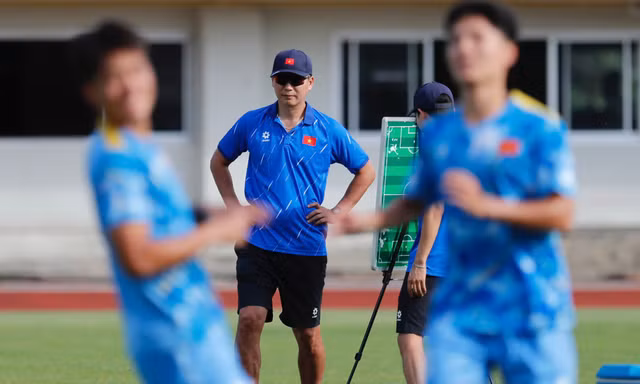 Ông Kim Sang-sik như tài tử điện ảnh, thủ môn Trung Kiên hé lộ mục tiêu riêng với U22 Việt Nam