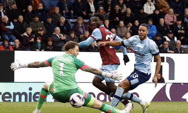HIGHLIGHTS Burnley 3-4 Brentford: Rượt đuổi điên rồ ở Turf Moor