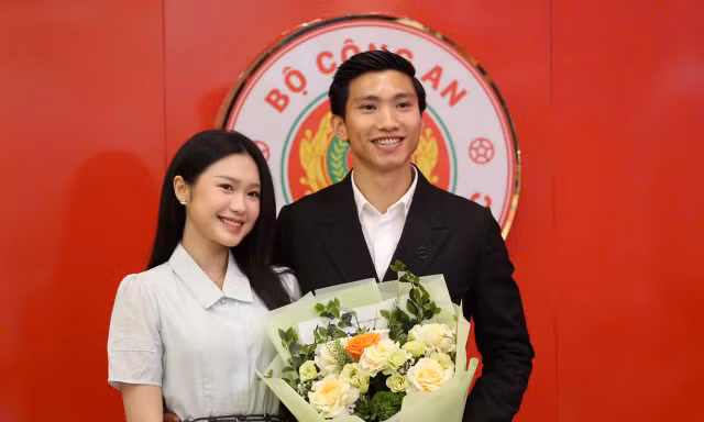 Đoàn Văn Hậu xuất hiện bên Doãn Hải My trong ngày gia hạn hợp đồng với Công an Hà Nội 