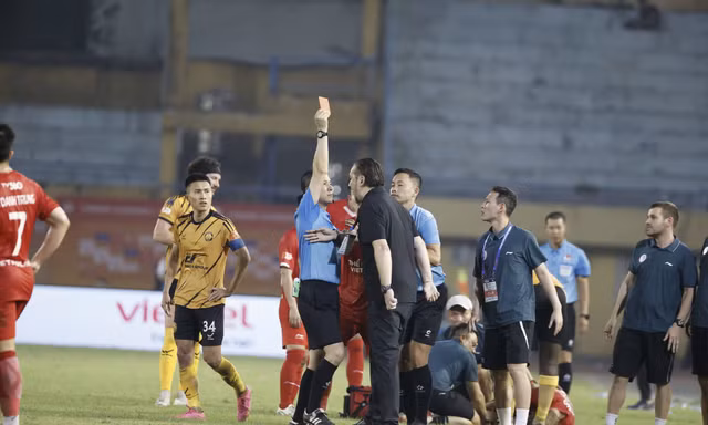 VFF ra án cực nặng với HLV Velizar Popov 