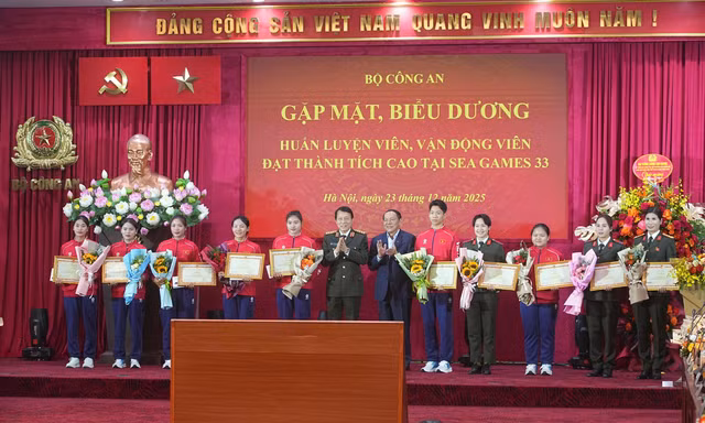 Bộ Công an khen thưởng Trịnh Thu Vinh, Đình Bắc và các HLV, VĐV đạt thành tích cao ở SEA Games 33