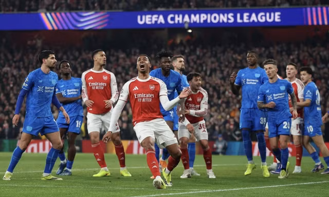 Arsenal vào tứ kết Champions League 