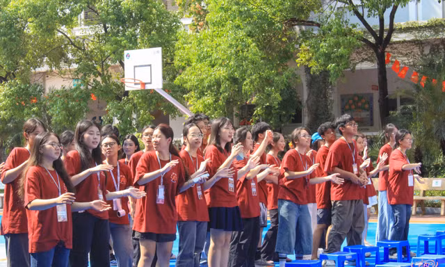 Học sinh Hà Nội tổ chức hội chợ hướng nghiệp giúp "hậu bối" gỡ rối tương lai