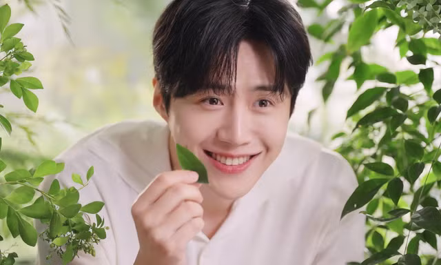 Kim Seon Ho 2 lần thoại phim vận vào người, vượt nạn như Tổ trưởng Hong - Joo Ho Jin