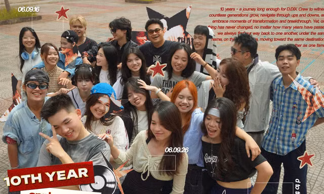 Cảnh thầy Hiệu trưởng Hoàng Anh Tuấn trao chứng nhận cho các thành viên gây ấn tượng với người xem MV. (Ảnh chụp màn hình MV)