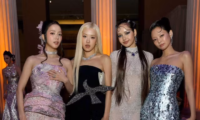 Kỷ niệm 10 năm BLACKPINK: Fan muốn sự kiện tái hợp, YG bán đôi đũa cái thìa gần 600K