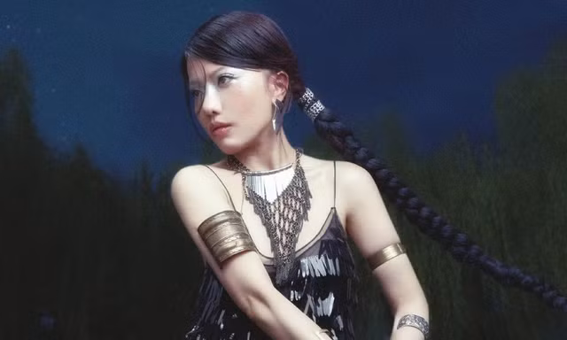 Album "Giữa Một Vạn Người": Phùng Khánh Linh biến nỗi buồn thành thanh âm đẹp đẽ