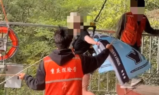 Tai nạn đu dây từ vách đá ở Trung Quốc khiến một du khách 16 tuổi thiệt mạng
