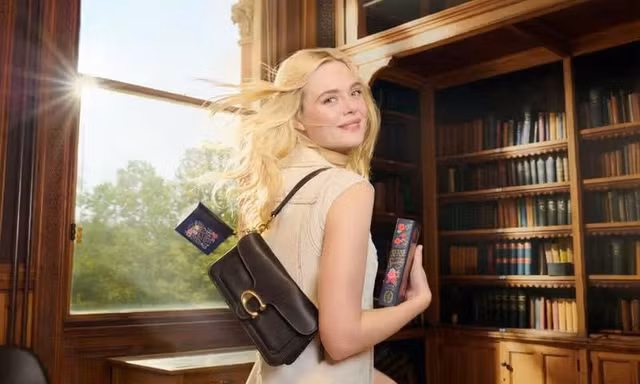Book Charm khiến giới trẻ New York mê mẩn: Vừa đọc sách vừa đeo túi xinh