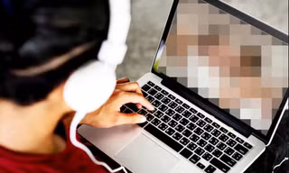 Malaysia: Cảnh sát vào cuộc vụ bé gái 12 tuổi lập trang web bán ảnh "riêng tư"