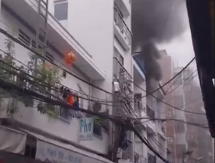 Cột khói bốc lên dữ dội.