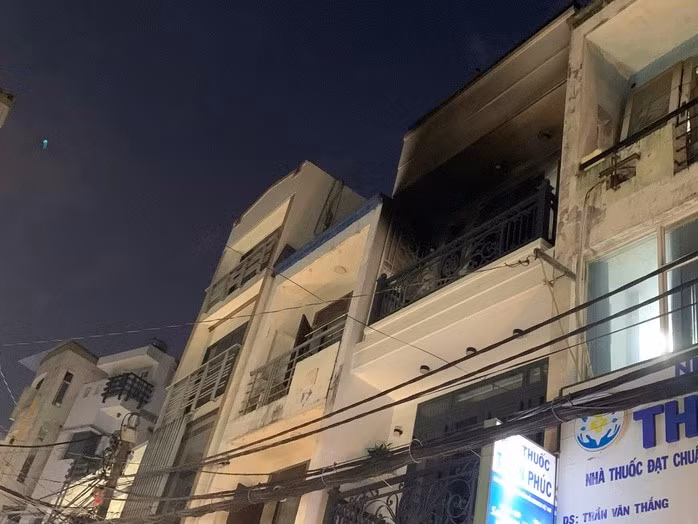 Ngôi nhà bị ám khói đen sau vụ cháy.